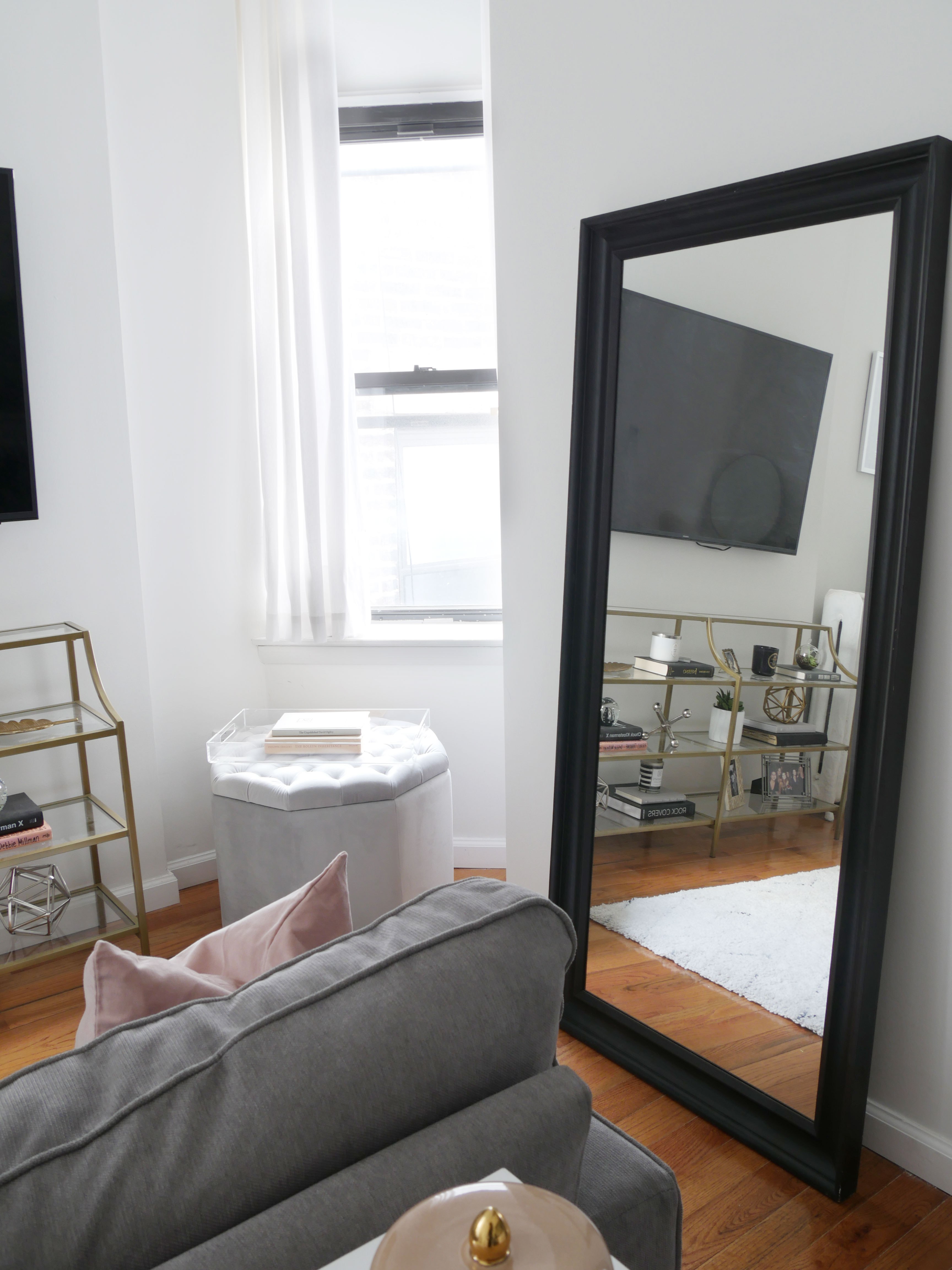 This NYC apartment is the definition of chic-meets-glam. It was a breeze & budget-friendly decorating this small, rental apartment! #rentalhomedecorating #rentaldecorating #rentalapartmentdecorating #smalllivingroomideas #smallapartmentdecorating #smallapartmentideas #walldecor #rentalhomedecoratingdiy This NYC apartment is the definition of chic-meets-glam. It was a breeze & budget-friendly decorating this small, rental apartment! #rentalhomedecorating #rentaldecorating #rentalapartmentdecorating #smalllivingroomideas #smallapartmentdecorating #smallapartmentideas #walldecor #rentalhomedecoratingdiy