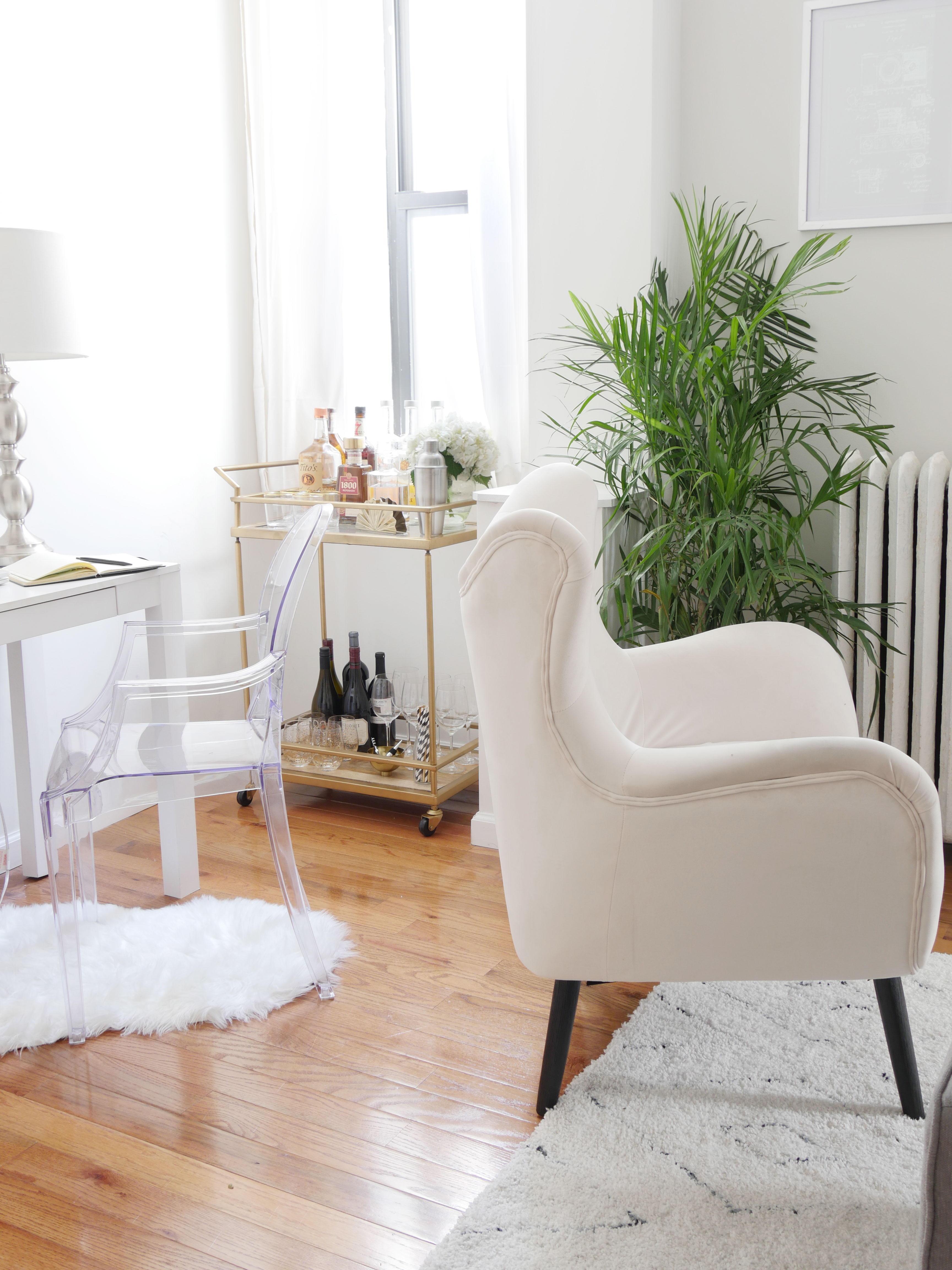 This NYC apartment is the definition of chic-meets-glam. It was a breeze & budget-friendly decorating this small, rental apartment! #rentalhomedecorating #rentaldecorating #rentalapartmentdecorating #smalllivingroomideas #smallapartmentdecorating #smallapartmentideas #walldecor #rentalhomedecoratingdiy This NYC apartment is the definition of chic-meets-glam. It was a breeze & budget-friendly decorating this small, rental apartment! #rentalhomedecorating #rentaldecorating #rentalapartmentdecorating #smalllivingroomideas #smallapartmentdecorating #smallapartmentideas #walldecor #rentalhomedecoratingdiy