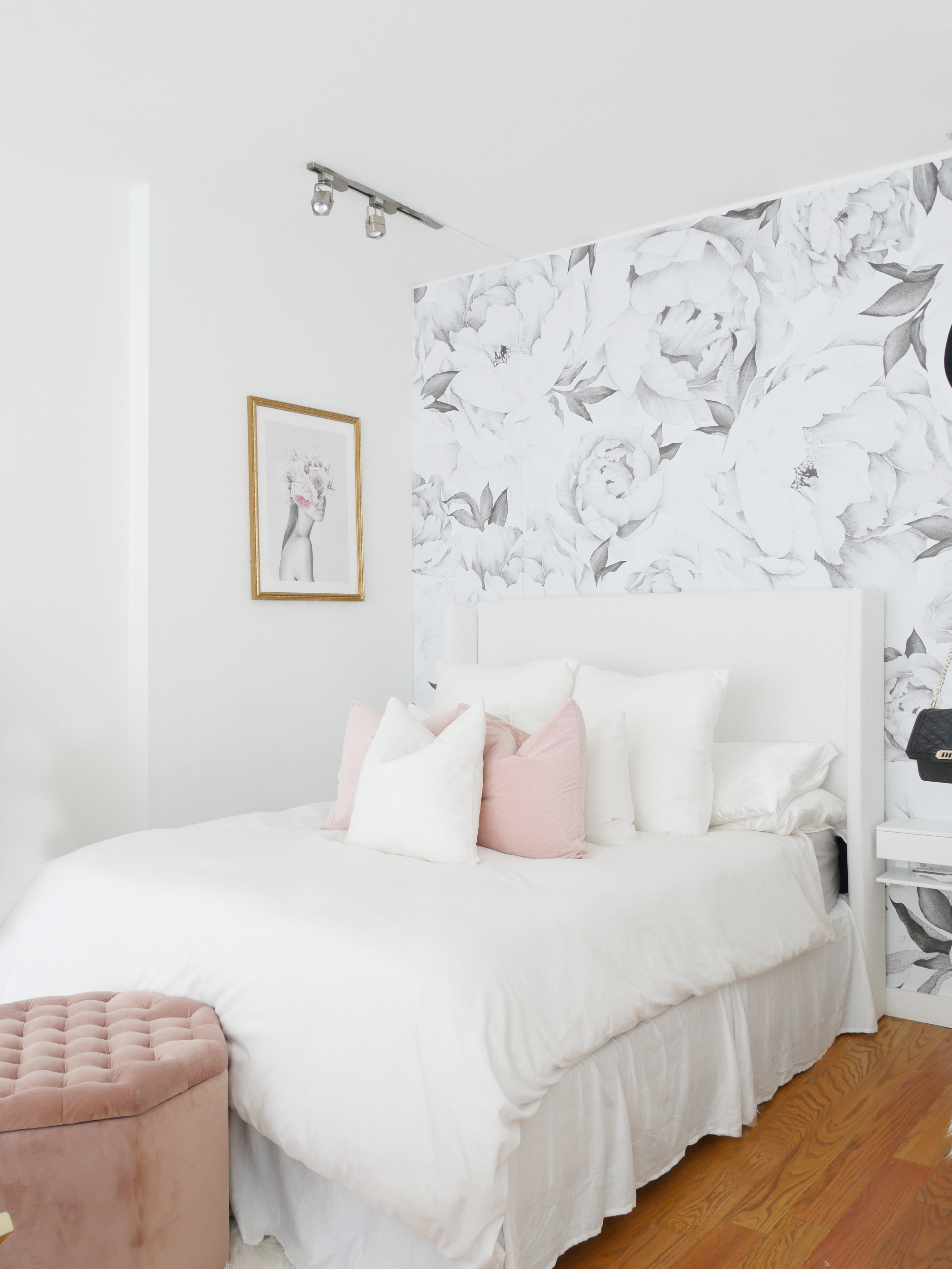 Live in a small apartment and don't know how to decorate it? Or on a tight budget and feel like you don't have the money to spend on new furniture? Struggling to find studio apartment ideas? Well, you can finally erase those fears! Learn how to decorate turn a small space into a chic home WHILE staying on a budget! #studioapartmentideas #tinystudioapartmentideas #studioapartmentdecorating #decoratingonabudget #smallapartmentideas Live in a small apartment and don't know how to decorate it? Or on a tight budget and feel like you don't have the money to spend on new furniture? Struggling to find studio apartment ideas? Well, you can finally erase those fears! Learn how to decorate turn a small space into a chic home WHILE staying on a budget! #studioapartmentideas #tinystudioapartmentideas #studioapartmentdecorating #decoratingonabudget #smallapartmentideas
